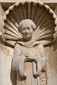 STATUE D'UN MOINE AUREOLE DE LA COQUILLE SAINT-JACQUES DU PELERIN, COUR D'HONNEUR DU CHATEAU DU CLOS VOUGEOT, SIEGE DE LA CONFRERIE DES CHEVALIERS DU TASTEVIN, ROUTE DES GRANDS CRUS DE BOURGOGNE, VOUGEOT, COTE D’OR (21), FRANCE 