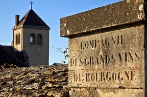 MURS D'ENCEINTE DU DOMAINE DU CHATEAU DU CLOS VOUGEOT, COMPAGNIE DES GRANDS VINS DE BOURGOGNE, ROUTE DES GRANDS CRUS, VOUGEOT, COTE D’OR (21), FRANCE 