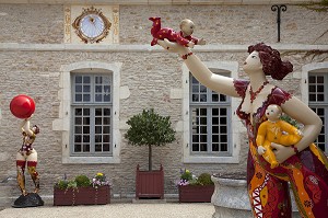 SCULPTURE DE JOSEPHA INTITULEE 'ENVIE DE VIE', EXPOSITION DEVANT LES ANCIENS FOUDRES (GROS TONNEAUX A VIN) DU CHATEAU DE POMMARD, ROUTE DES GRANDS CRUS DE BOURGOGNE, POMMARD, COTE D’OR (21), FRANCE 