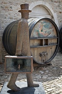 SCULPTURE DE JEAN-MICHEL FOLON INTITULEE 'MY WAY', EXPOSITION DEVANT LES ANCIENS FOUDRES (GROS TONNEAUX A VIN) DU CHATEAU DE POMMARD, ROUTE DES GRANDS CRUS DE BOURGOGNE, POMMARD, COTE D’OR (21), FRANCE 