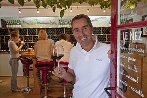 OENOTOURISME. DAMIEN DELATTRE, ANIMATEUR DE SENSATION VIN, ESPACE DEDIE AUX COURS D'OENOLOGIE, ROUTE DES GRANDS CRUS DE BOURGOGNE, BEAUNE, COTE D’OR (21), FRANCE 