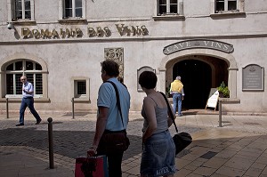 LE DOMAINDE DES VINS AVEC SA CAVE A VINS, VENTE ET DEGUSTATION, ROUTE DES GRANDS CRUS DES VINS DE BOURGOGNE, BEAUNE, COTE D'OR (21), FRANCE