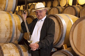 OLIVIER LEFLAIVE, VIGNERON ET RESTAURATEUR, DEVANT LA MAISON ET LA TABLE, ROUTE DES GRANDS CRUS DES VINS DE BOURGOGNE, PULIGNY-MONTRACHET, COTE D'OR (21), FRANCE