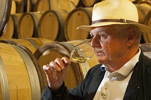 OLIVIER LEFLAIVE, VIGNERON ET RESTAURATEUR, DEVANT LA MAISON ET LA TABLE, ROUTE DES GRANDS CRUS DES VINS DE BOURGOGNE, PULIGNY-MONTRACHET, COTE D'OR (21), FRANCE