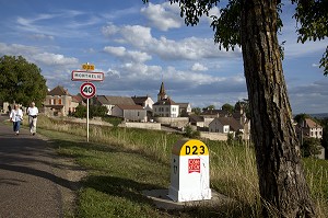 ROUTE DEPARTEMENTALE D23 DEVANT LE VILLAGE ET LES VIGNES DE MONTHELIE, ROUTE DES GRANDS CRUS DE BOURGOGNE, MONTHELIE, COTE D’OR (21), FRANCE 