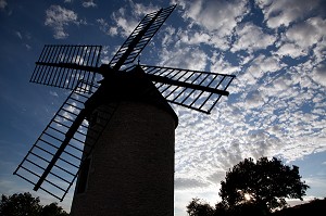 MOULIN SORINE EDIFIE SUR LA COLLINE DE BEAUREGARDS ENTRE 1825 ET 1835 ET RESTAURE EN 1990, SANTENAY, ROUTE DES GRANDS CRUS DE BOURGOGNE, COTE D'OR (21), FRANCE 