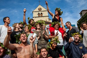 BAN BOURGUIGNON DANS LES VIGNES, FETE TRADITIONNELLE DU DERNIER JOUR DE VENDANGES MANUELLES, BOURGOGNE BLANC, DOMAINE VITICOLE HUBER-VERDEREAU, VOLNAY, COTE-D’OR (21), BOURGOGNE, FRANCE 