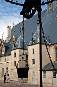 COUR D'HONNEUR DE L'HOTEL-DIEU, HOSPICES DE BEAUNE, HOPITAL POUR LES PAUVRES EDIFIE AU MOYEN AGE, BEAUNE, COTE D’OR (21), BOURGOGNE, FRANCE 