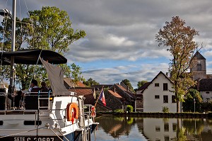 PENICHE SUR LE CANAL DE BOURGOGNE, PORT DE VANDENESSE-EN-AUXOIS, COTE D’OR (21), BOURGOGNE, FRANCE 