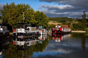 PENICHES SUR LE CANAL DE BOURGOGNE, PORT DE VANDENESSE-EN-AUXOIS, COTE D’OR (21), BOURGOGNE, FRANCE 