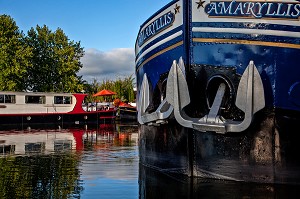 PENICHES SUR LE CANAL DE BOURGOGNE, PORT DE VANDENESSE-EN-AUXOIS, COTE D’OR (21), BOURGOGNE, FRANCE 