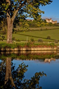CHATEAU DE CHATEAUNEUF VU DEPUIS LE CANAL DE BOURGOGNE, VANDENESSE-EN-AUXOIS, COTE D’OR (21), BOURGOGNE, FRANCE 