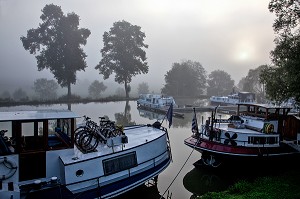 BATEAUX TOURISTIQUES SUR LE CANAL DE BOURGOGNE, PORT DE PONT-D'OUCHE, COTE D’OR (21), BOURGOGNE, FRANCE 