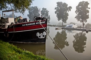 BATEAUX TOURISTIQUES SUR LE CANAL DE BOURGOGNE, PORT DE PONT-D'OUCHE, COTE D’OR (21), BOURGOGNE, FRANCE 