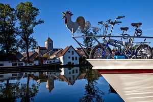 BATEAU TOURISTIQUE ET PENICHE SUR LE CANAL DE BOURGOGNE, PORT DE VANDENESSE-EN-AUXOIS, COTE D'OR (21), BOURGOGNE, FRANCE 