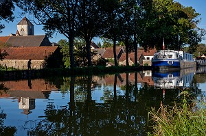 PENICHE SUR LE CANAL DE BOURGOGNE, PORT DE VANDENESSE-EN-AUXOIS, COTE D’OR (21), BOURGOGNE, FRANCE 