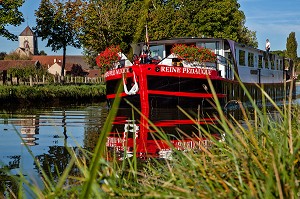 PENICHE DE LUXE 'LA REINE PEDAUQUE' SUR LE CANAL DE BOURGOGNE, PORT DE VANDENESSE-EN-AUXOIS, COTE D’OR (21), BOURGOGNE, FRANCE 