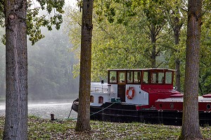 PENICHE SUR LE CANAL DE BOURGOGNE, HAMEAU DE LA FORGE, LA BUSSIERE-SUR-OUCHE, COTE D’OR (21), BOURGOGNE, FRANCE 