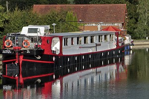 PENICHES SUR LE CANAL DE BOURGOGNE, PORT DE VANDENESSE-EN-AUXOIS, COTE D’OR (21), BOURGOGNE, FRANCE 