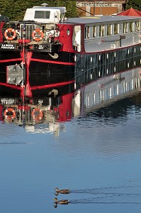 PENICHE SUR LE CANAL DE BOURGOGNE, PORT DE VANDENESSE-EN-AUXOIS, COTE D’OR (21), BOURGOGNE, FRANCE 