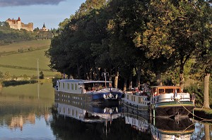 PENICHES SUR LE CANAL DE BOURGOGNE, AVEC EN FOND LE CHATEAU DE CHATEAUNEUF, VANDENESSE-EN-AUXOIS, COTE D’OR (21), BOURGOGNE, FRANCE 