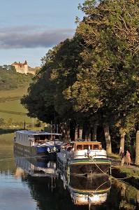 PENICHES SUR LE CANAL DE BOURGOGNE, AVEC EN FOND LE CHATEAU DE CHATEAUNEUF, VANDENESSE-EN-AUXOIS, COTE D’OR (21), BOURGOGNE, FRANCE 