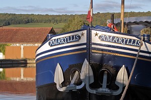 PENICHE SUR LE CANAL DE BOURGOGNE, PORT DE VANDENESSE-EN-AUXOIS, COTE D’OR (21), BOURGOGNE, FRANCE 