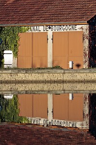 HANGARS AU BORD DU CANAL DE BOURGOGNE, PORT DE VANDENESSE-EN-AUXOIS, COTE D’OR (21), BOURGOGNE, FRANCE 