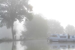 BATEAUX TOURISTIQUES SUR LE CANAL DE BOURGOGNE, PORT DE PONT-D'OUCHE, COTE D’OR (21), BOURGOGNE, FRANCE 