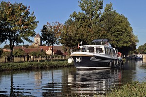 BATEAUX TOURISTIQUES SUR LE CANAL DE BOURGOGNE, PORT DE VANDENESSE-EN-AUXOIS, COTE D’OR (21), BOURGOGNE, FRANCE 