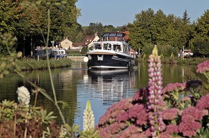 BATEAUX TOURISTIQUES SUR LE CANAL DE BOURGOGNE, PORT DE VANDENESSE-EN-AUXOIS, COTE D’OR (21), BOURGOGNE, FRANCE 