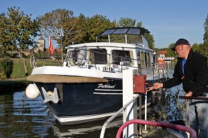 BATEAU TOURISTIQUE SUR LE CANAL DE BOURGOGNE, PORT DE VANDENESSE-EN-AUXOIS, COTE D’OR (21), BOURGOGNE, FRANCE 