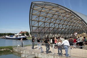 EXPLICATIONS SUR LE CANAL DE BOURGOGNE ET LA CROISIERE A BORD DE LA BILLEBAUDE, BATEAU PROMENADE ELECTRO-SOLAIRE, PORT DE POUILLY-EN-AUXOIS, COTE D’OR (21), BOURGOGNE, FRANCE 