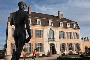 REPRODUCTION DU CELEBRE 'DAVID' DE MICHEL-ANGE ET AU FOND, SCULPTURE DE JOSEPHA INTITULEE 'ENVIE DE VIE', EXPOSITION DANS LA COUR DU CHATEAU DE POMMARD, COTE D’OR (21), BOURGOGNE, FRANCE 