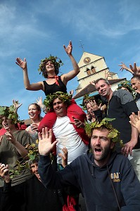 FETE TRADITIONNELLE, DERNIER JOUR DE VENDANGES MANUELLES DU DOMAINE VITICOLE HUBER-VERDEREAU, VOLNAY, COTE-D’OR (21), BOURGOGNE, FRANCE 