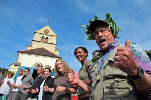 FETE TRADITIONNELLE, DERNIER JOUR DE VENDANGES MANUELLES DU DOMAINE VITICOLE HUBER-VERDEREAU, VOLNAY, COTE-D’OR (21), BOURGOGNE, FRANCE 