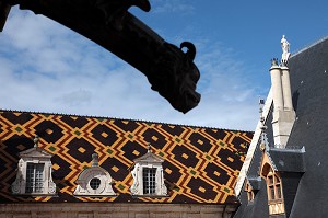 TOIT POLYCHROME ET GARGOUILLE, COUR D'HONNEUR DE L'HOTEL-DIEU, HOSPICES DE BEAUNE, HOPITAL POUR LES PAUVRES EDIFIE AU MOYEN AGE, BEAUNE, COTE D’OR (21), BOURGOGNE, FRANCE 