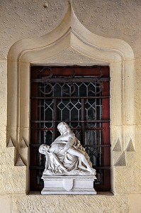 PIETA OU VIERGE DE PITIE, GROUPE SCULPTE EN PIERRE, SALLE SAINT-LOUIS, HOTEL-DIEU, HOSPICES DE BEAUNE, BEAUNE, COTE D’OR (21), BOURGOGNE, FRANCE 