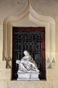 PIETA OU VIERGE DE PITIE, GROUPE SCULPTE EN PIERRE, SALLE SAINT-LOUIS, HOTEL-DIEU, HOSPICES DE BEAUNE, BEAUNE, COTE D’OR (21), BOURGOGNE, FRANCE 