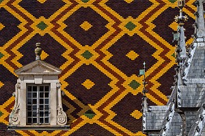 TOIT POLYCHROME DE L'HOTEL-DIEU OU HOSPICES, HOPITAL POUR LES PAUVRES EDIFIE AU MOYEN AGE, BEAUNE, COTE D’OR (21), BOURGOGNE, FRANCE 