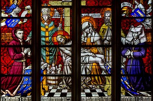 PIETA ENTOUREE DES DONATEURS NICOLAS ROLIN ET SA FEMME GUIGONE DE SALINS AINSI QUE DE SAINT ANTOINE ET SAINT NICOLAS, VITRAIL DE LA CHAPELLE, SALLE DES 'POVRES' DE L'HOTEL-DIEU, HOSPICES DE BEAUNE, COTE D’OR (21), BOURGOGNE, FRANCE 