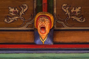 POUTRE SCULPTEE ET PEINTE, CHARPENTE DE LA CHAPELLE, SALLE DES 'POVRES' DE L'HOTEL-DIEU, HOSPICES DE BEAUNE, COTE D’OR (21), BOURGOGNE, FRANCE 