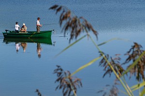 PECHEURS SUR LE LAC DE PANTHIER, COTE D’OR (21), BOURGOGNE, FRANCE 