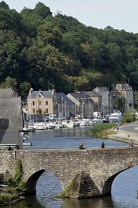 VIEUX PONT SUR LA RANCE, QUARTIER DU PORT, VILLE MEDIEVALE DE DINAN, COTES D'ARMOR (22), BRETAGNE, FRANCE 