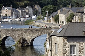 VIEUX PONT SUR LA RANCE, QUARTIER DU PORT, VILLE MEDIEVALE DE DINAN, COTES D'ARMOR (22), BRETAGNE, FRANCE 