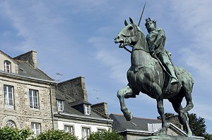STATUE DE BERTRAND DU GUESCLIN, VILLE MEDIEVALE DE DINAN, COTES D'ARMOR (22), FRANCE 