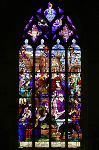 VITRAIL REPRESENTANT ANNE DE BRETAGNE ENTRANT DANS DINAN EN 1503, EGLISE SAINT-MALO, VILLE MEDIEVALE DE DINAN, COTES D'ARMOR (22), FRANCE 