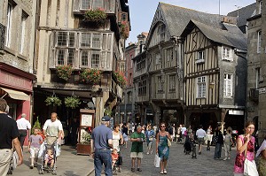 MAISONS A PANS DE BOIS, INTRA-MUROS, VILLE MEDIEVALE DE DINAN, COTES D'ARMOR (22), BRETAGNE, FRANCE 