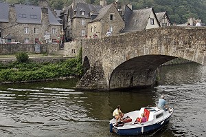 LE VIEUX PONT SUR LA RANCE, PORT DE LA VILLE MEDIEVALE DE DINAN, COTES D'ARMOR (22), BRETAGNE, FRANCE 