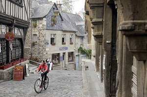 RUE DU PETIT FORT, VILLE MEDIEVALE DE DINAN, COTES D'ARMOR (22), BRETAGNE, FRANCE 